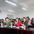 管理學(xué)院的學(xué)生認(rèn)真聽(tīng)取講課