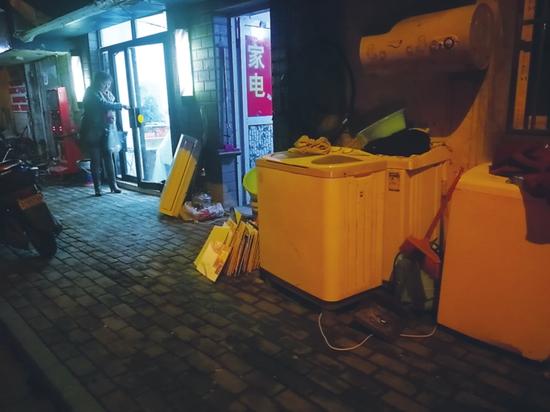 小巷深處的家電回收門面。目前，普通市民家庭的舊家電，大部分進入了這種回收渠道。
