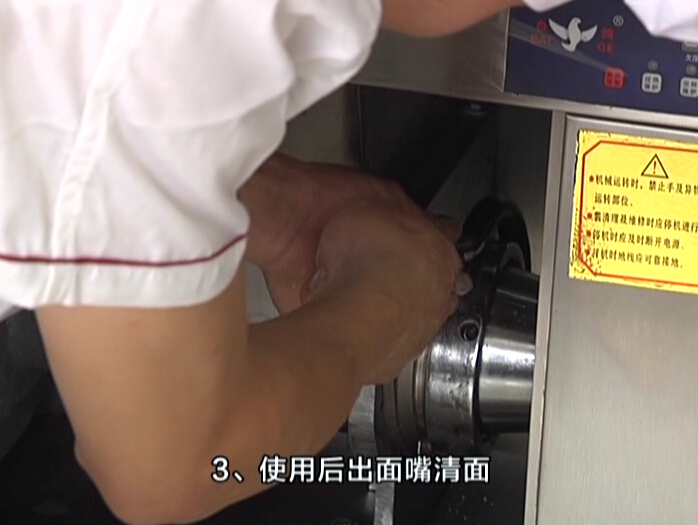 白鴿牌小型商用5-12頭全鋼不銹鋼對(duì)輥3項(xiàng)電圓饅頭機(jī)面團(tuán)面包機(jī)