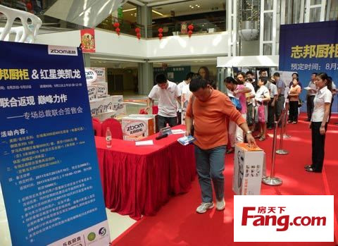 志邦櫥柜總裁簽售折扣很給力 櫥柜品質好受熱捧 志邦櫥柜總裁簽售折扣很給力 櫥柜品質好受熱捧