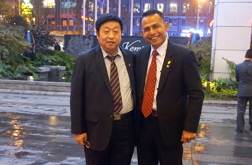 四川廚房用具行業(yè)協(xié)會會長鄭保華先生參加第六屆世界華人經(jīng)濟論壇