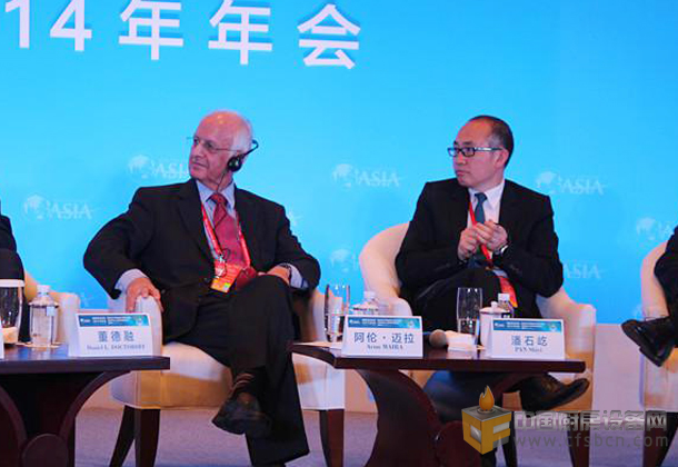 印度計(jì)劃委員會(huì)委員（部長級）Arun Maira（左二）SOHO 中國董事長潘石屹（左三）