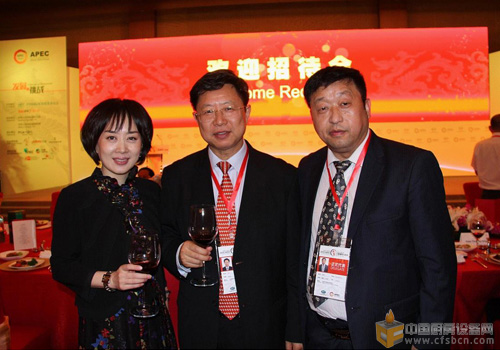 敦煌網(wǎng)創(chuàng)始人王樹彤、中國(guó)國(guó)際貿(mào)易促進(jìn)委員會(huì)副會(huì)長(zhǎng)于平、中國(guó)廚房設(shè)備網(wǎng)董事長(zhǎng)鄭保華