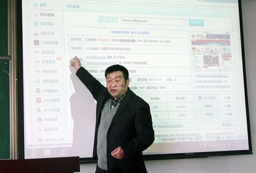 鄭總向成都信息工程學(xué)院的學(xué)生展示中國(guó)廚房設(shè)備網(wǎng)發(fā)展的成果