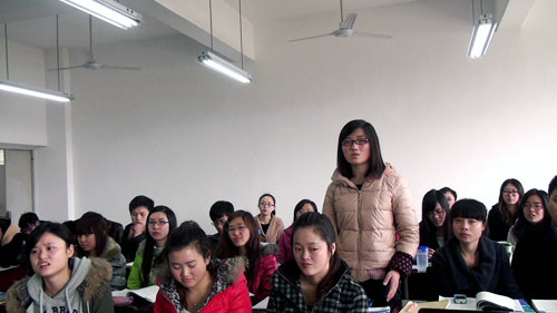 成都信息工程學(xué)院管理學(xué)院的學(xué)生向鄭總詢問(wèn)實(shí)體企業(yè)轉(zhuǎn)型電商的相關(guān)問(wèn)題