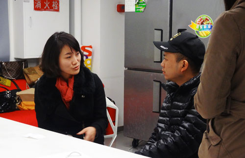 參會(huì)企業(yè)高層領(lǐng)導(dǎo)向主辦方盤(pán)古工作人員咨詢(xún)網(wǎng)絡(luò)營(yíng)銷(xiāo)相關(guān)信息