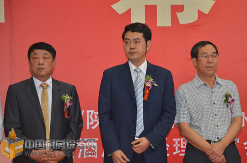 成都萍聚酒店用品公司董事長黃炳全(左)、西安市會展管理辦公室主任汪濤(中)、陜西省商務廳副巡視員王社安
